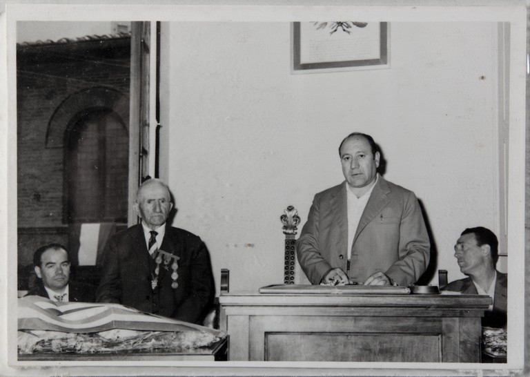 Poggibonsi, 18-19 luglio 1964, XX° anniversario della liberazione e conferimento ad Alcide Cervi della cittadinanza onoraria. Un momento ella cerimonia, parla il sindaco Danilo Ghizzani